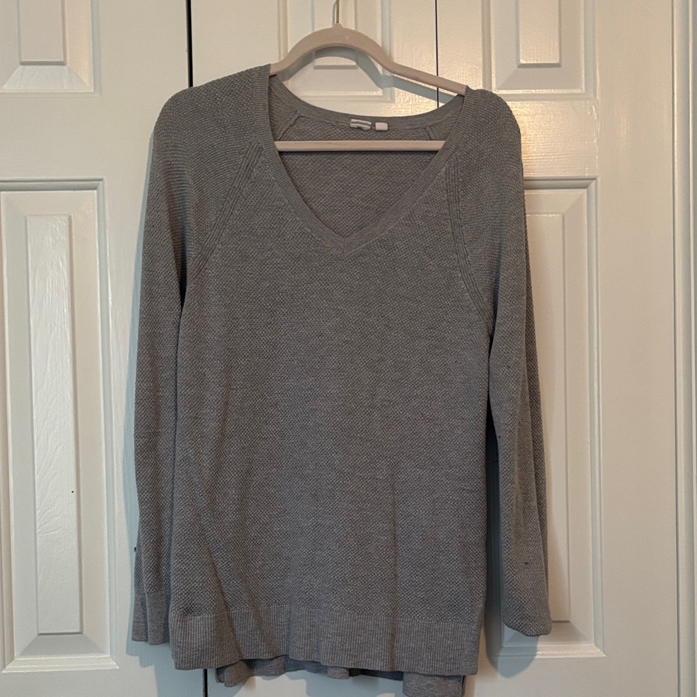 GAP Women's Heather Gray V-Neck Knit Sweater